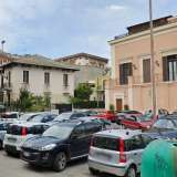 L�area � posta proprio al confine tra Carrassi e San Pasquale: rioni che hanno perso i tratti originari che li caratterizzavano. Piazzale Locchi per� � riuscito a conservare alcune particolarit� della Bari �extramurale�